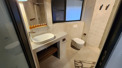 Skukuza rondawel bathroom